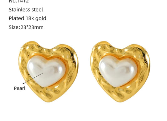 Placcatura a forma di cuore intarsiata in acciaio inossidabile 304 perle artificiali
Orecchini a bottone placcati in oro 18 carati